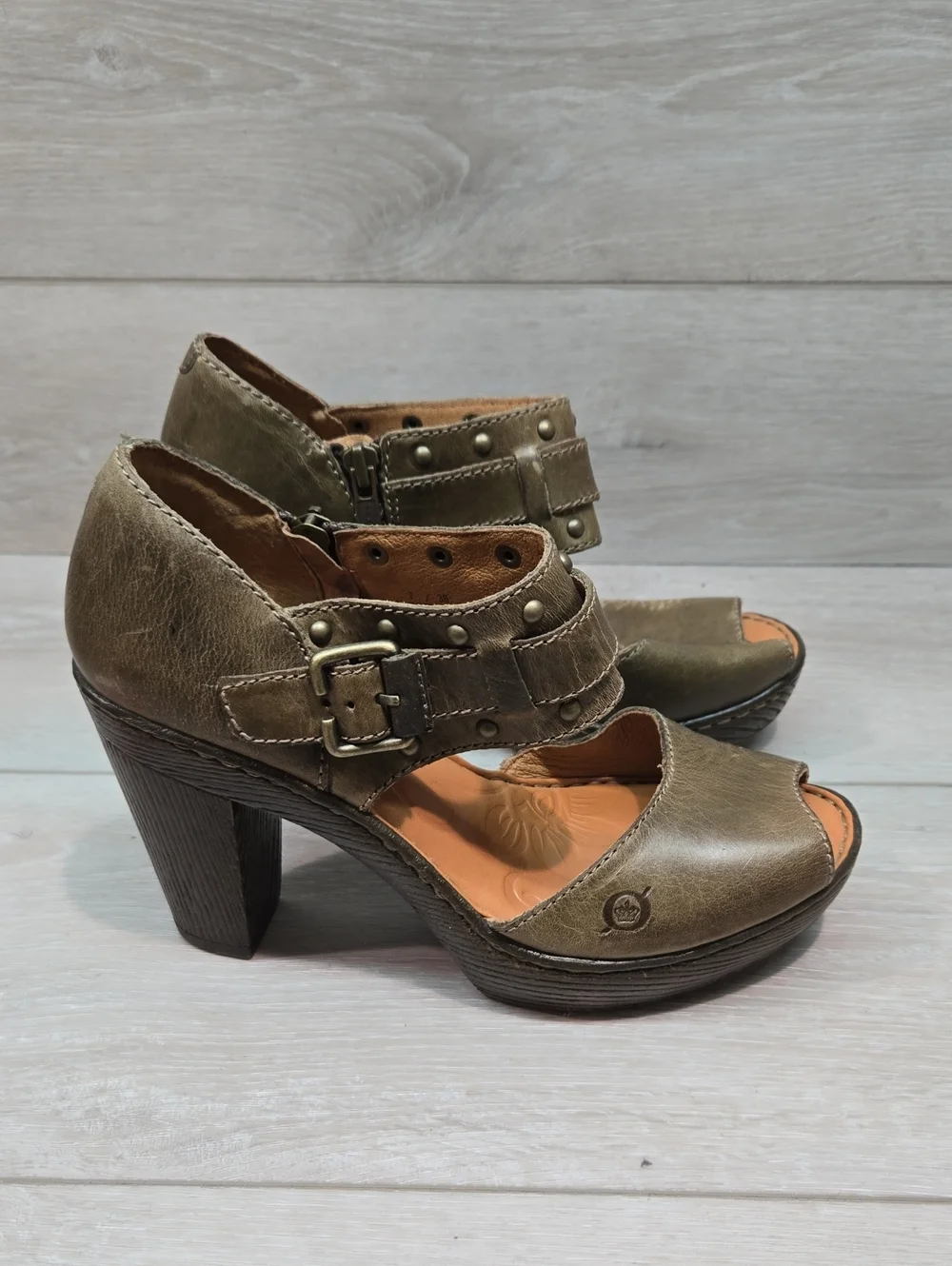 Born Women’s Distressed Leather Olive Green Chunky Heel Sandals Shoes Sz 7